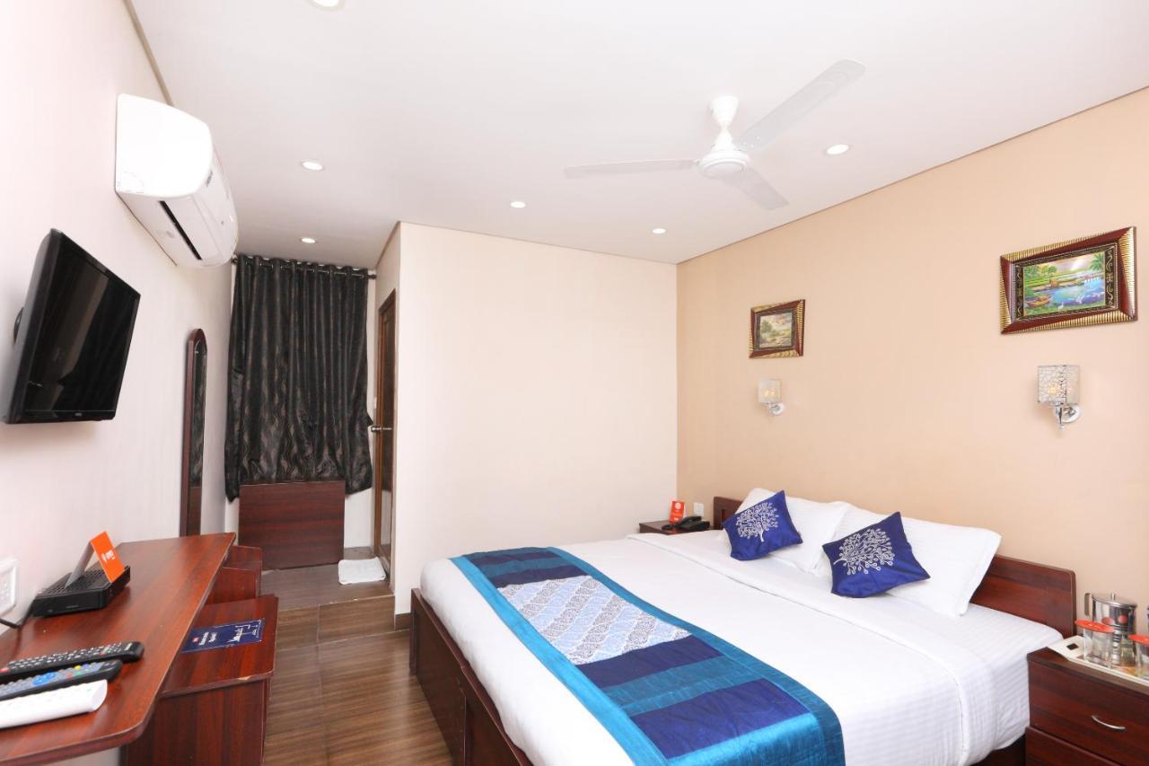 Oyo 1001 Palmtree Corporate Anna Nagar Hotel Madras Buitenkant foto