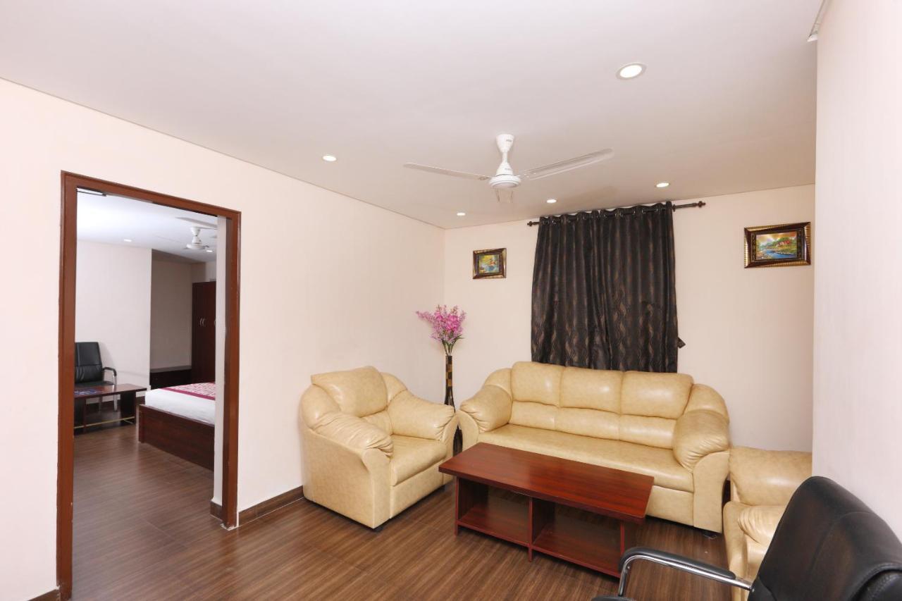 Oyo 1001 Palmtree Corporate Anna Nagar Hotel Madras Buitenkant foto