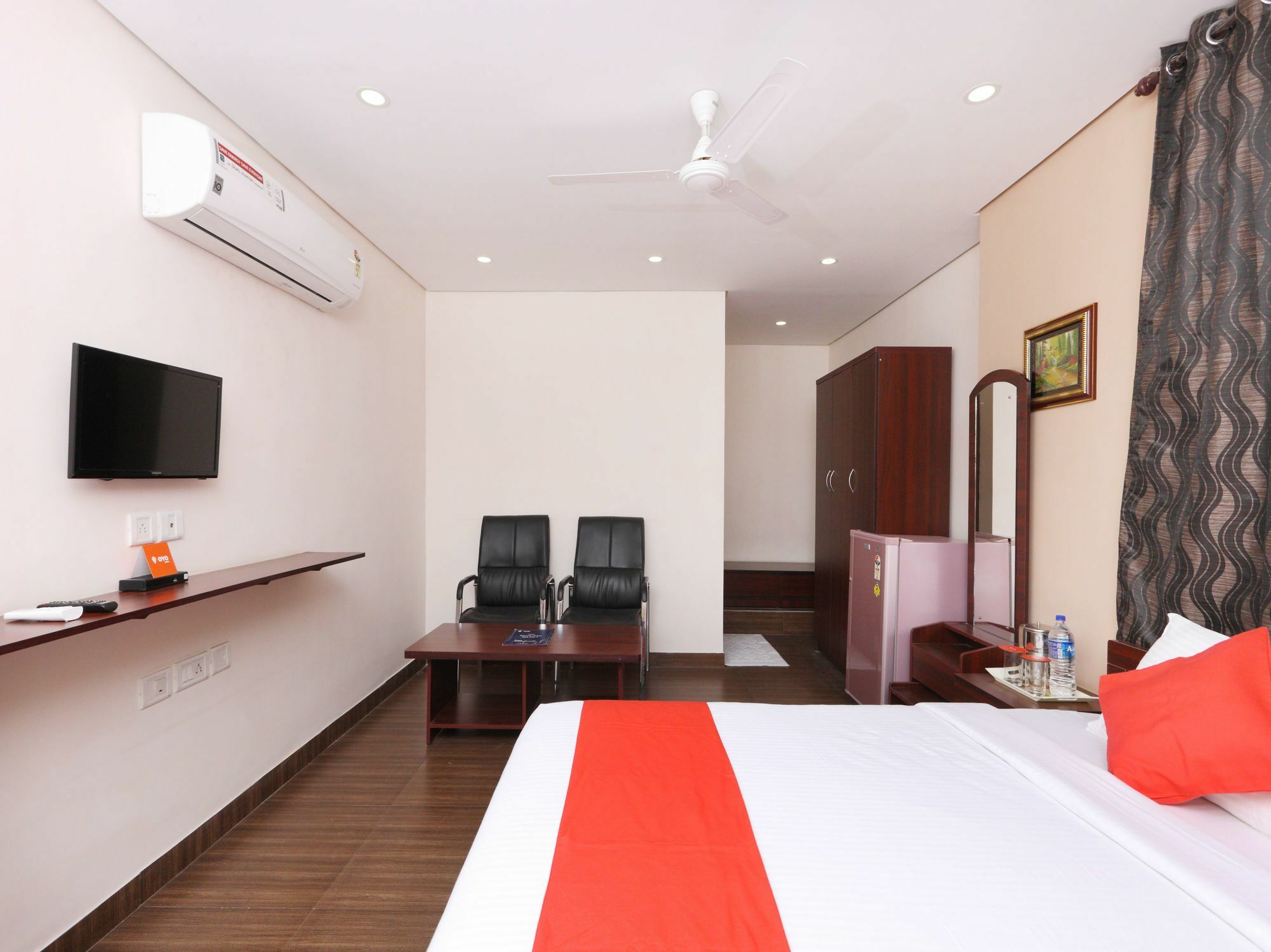 Oyo 1001 Palmtree Corporate Anna Nagar Hotel Madras Buitenkant foto